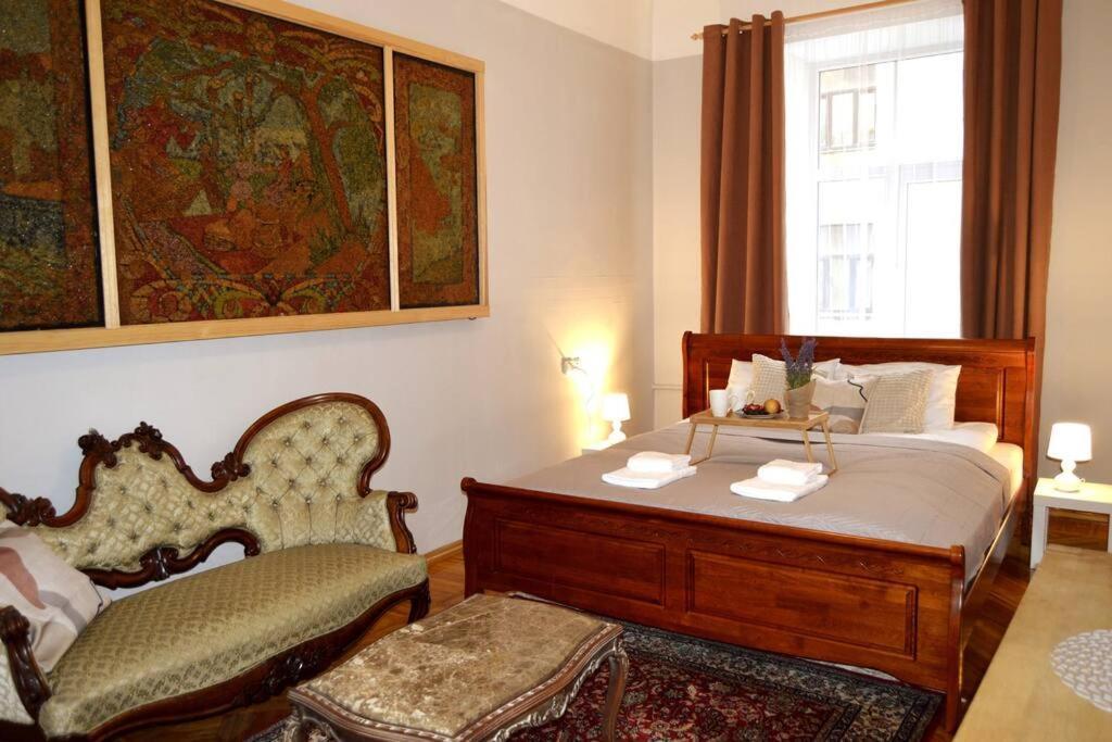 Unique Spacious Classic 3 Bedroom Midtown Apartment ! Billiard Room ! 리가 외부 사진