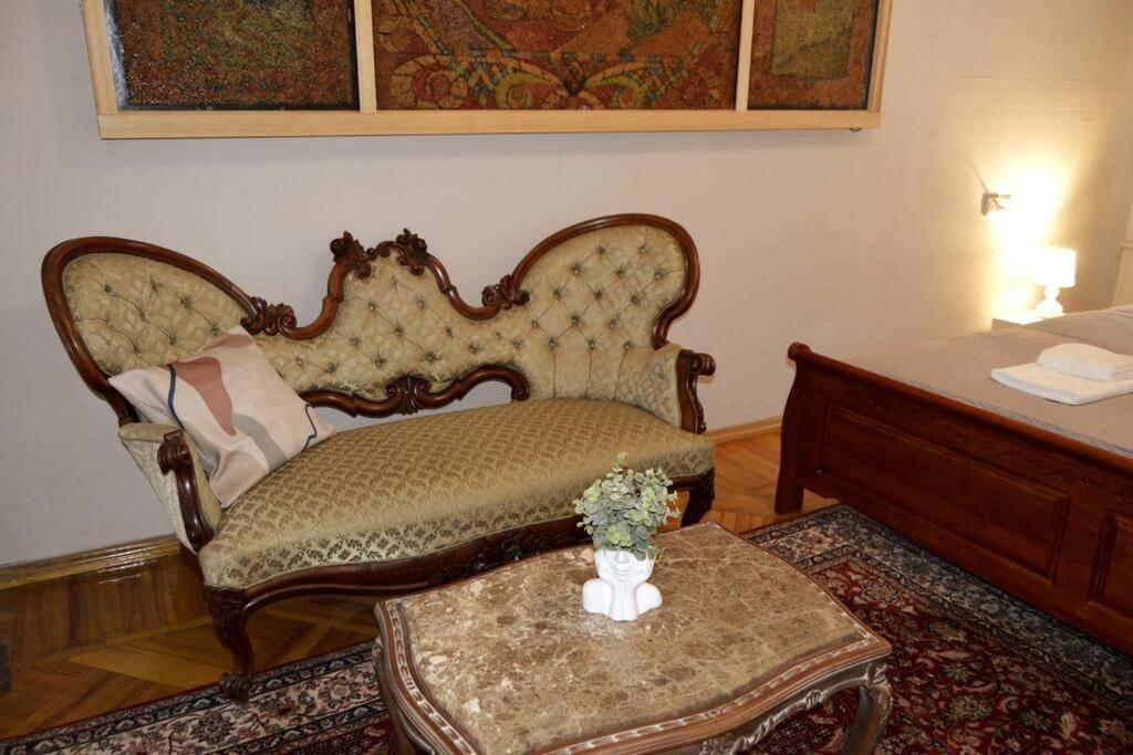Unique Spacious Classic 3 Bedroom Midtown Apartment ! Billiard Room ! 리가 외부 사진