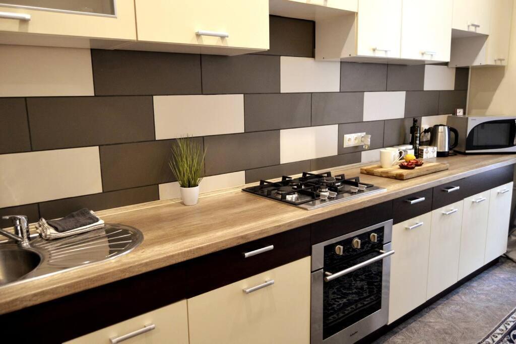 Unique Spacious Classic 3 Bedroom Midtown Apartment ! Billiard Room ! 리가 외부 사진
