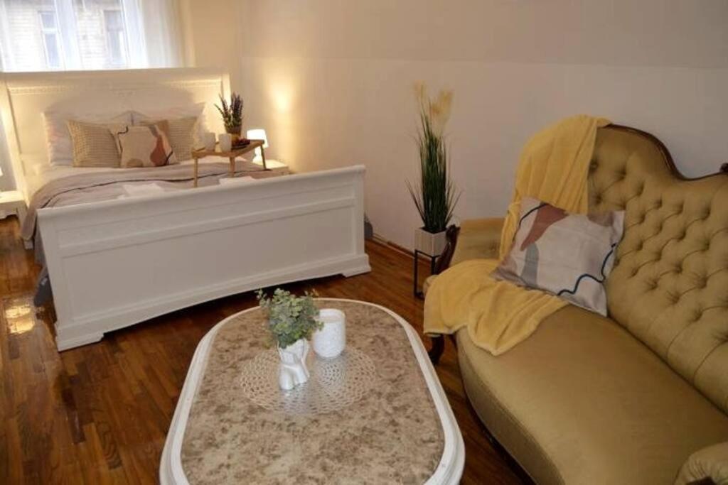 Unique Spacious Classic 3 Bedroom Midtown Apartment ! Billiard Room ! 리가 외부 사진