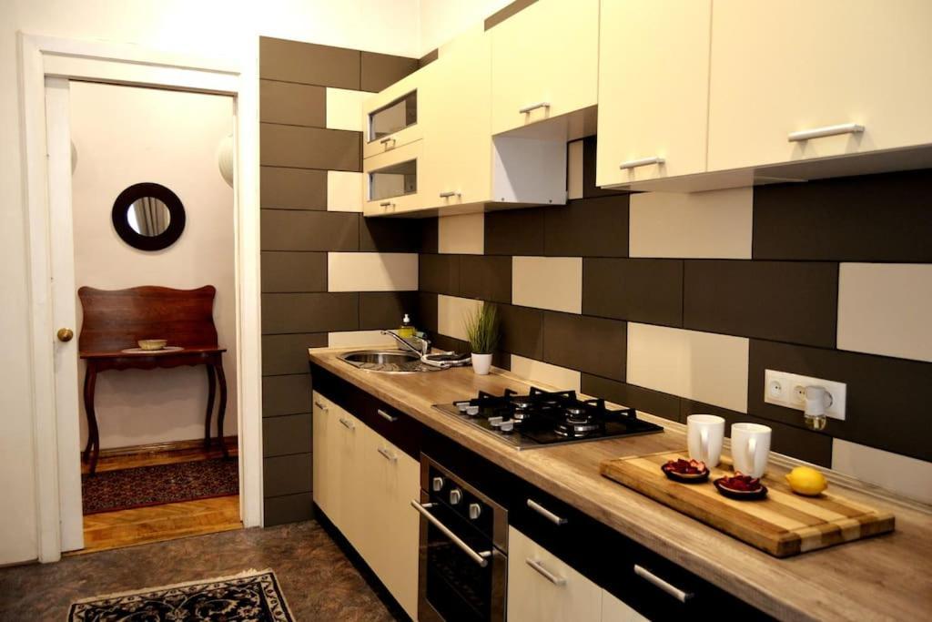 Unique Spacious Classic 3 Bedroom Midtown Apartment ! Billiard Room ! 리가 외부 사진