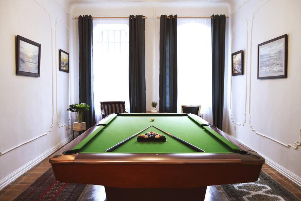 Unique Spacious Classic 3 Bedroom Midtown Apartment ! Billiard Room ! 리가 외부 사진