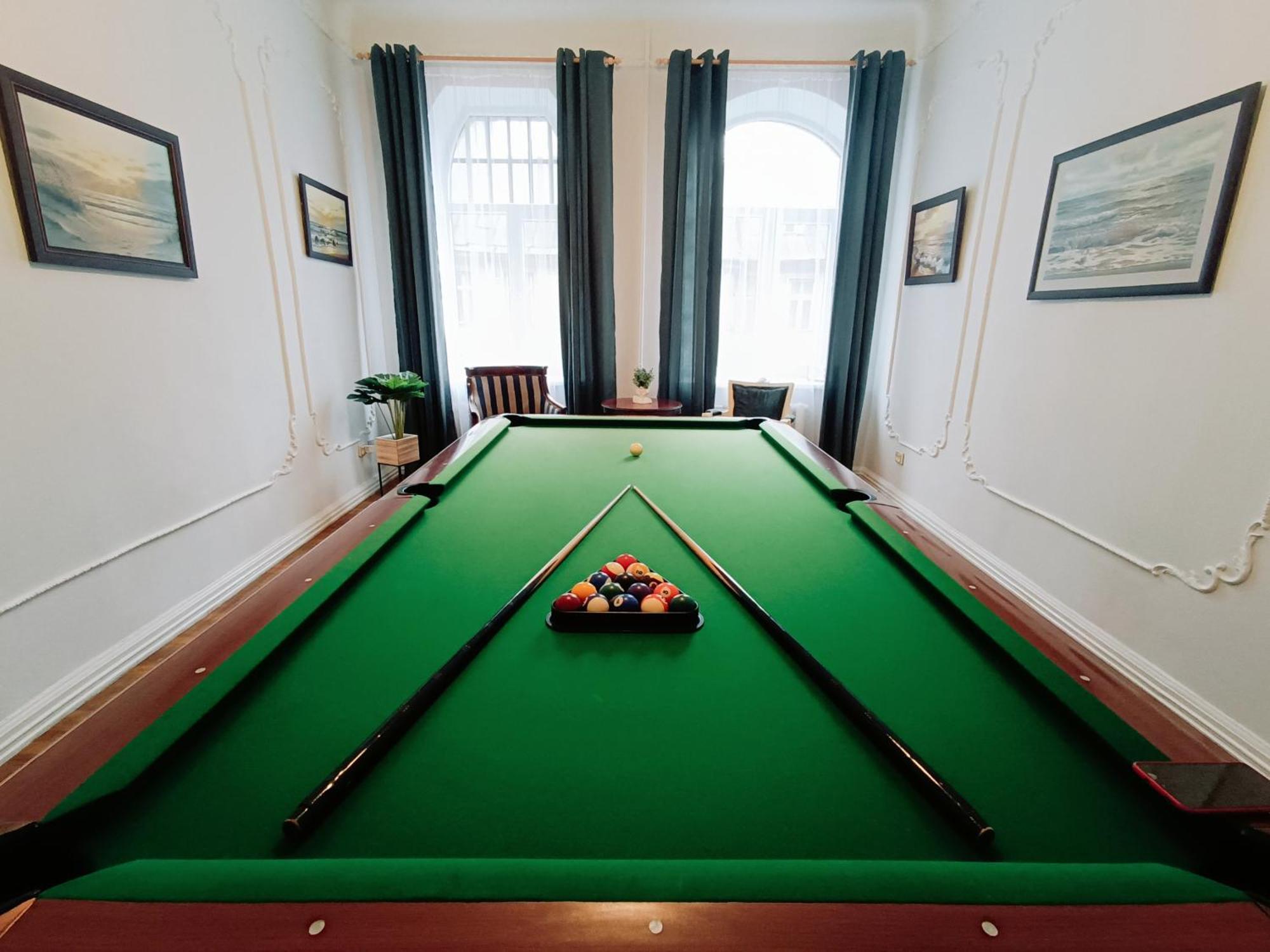 Unique Spacious Classic 3 Bedroom Midtown Apartment ! Billiard Room ! 리가 객실 사진